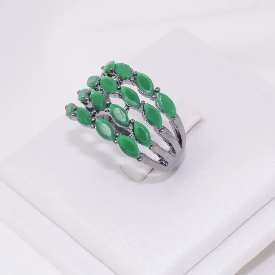 ANEL COM ZIRCÔNIA LEITOSA VERDE ESMERALDA BANHO RÓDIO NEGRO