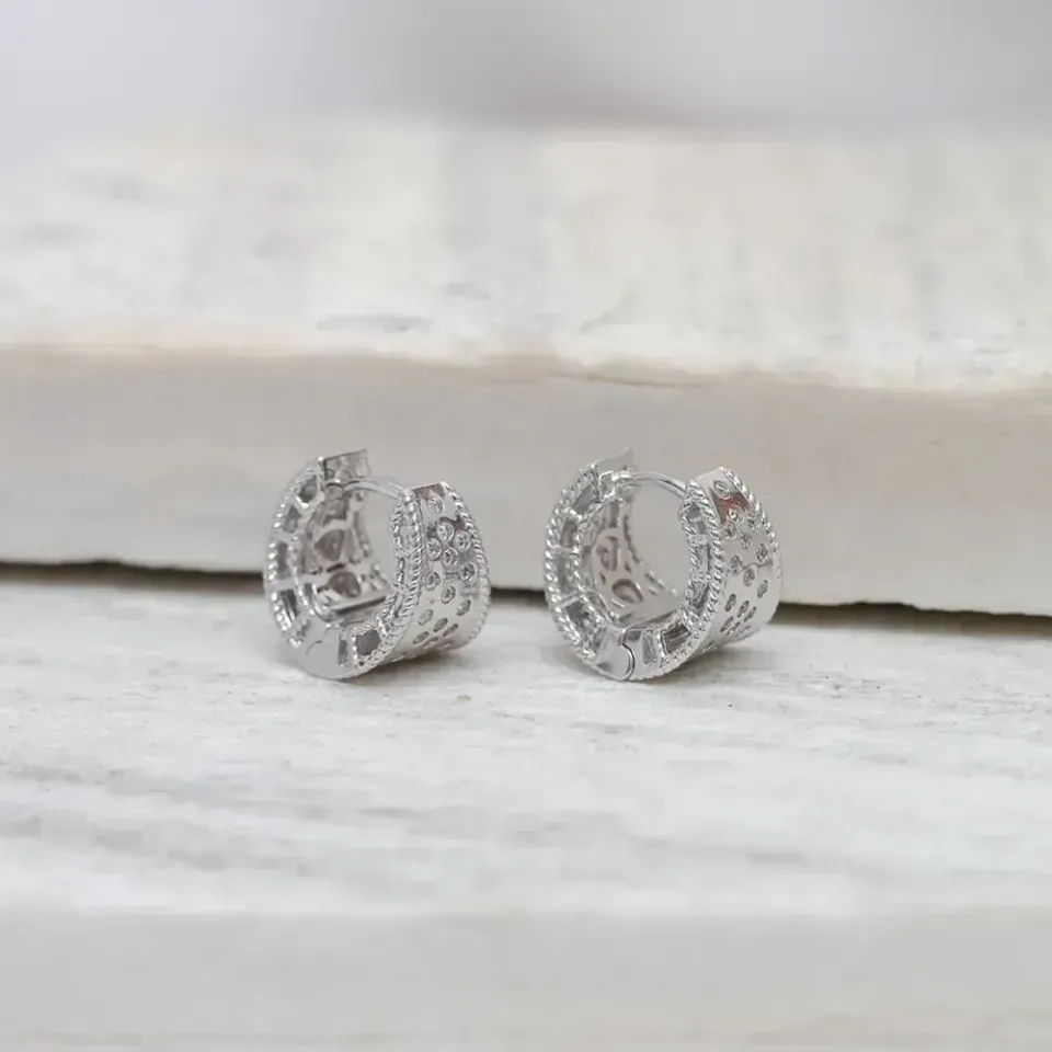 BRINCO ARGOLA COM ZIRCÔNIAS CRISTAIS BANHO RÓDIO BRANCO