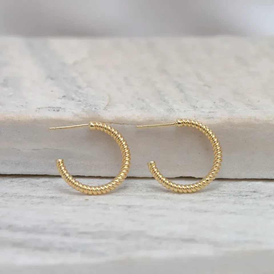 BRINCO ARGOLA TORCIDA G BANHO OURO 18K