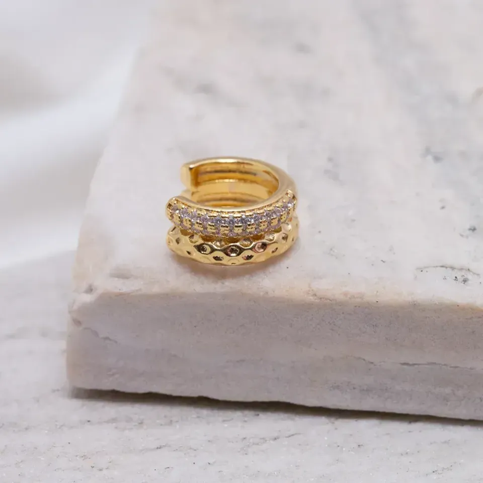 BRINCO FAKE LISO E COM ZIRCÔNIAS CRISTAIS BANHO OURO 18K