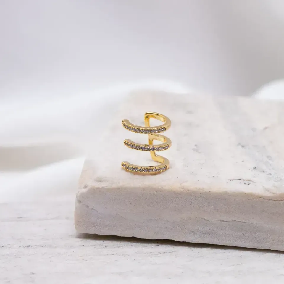 BRINCO FAKE TRÊS FILEIRAS COM ZIRCÔNIAS BANHO OURO 18K