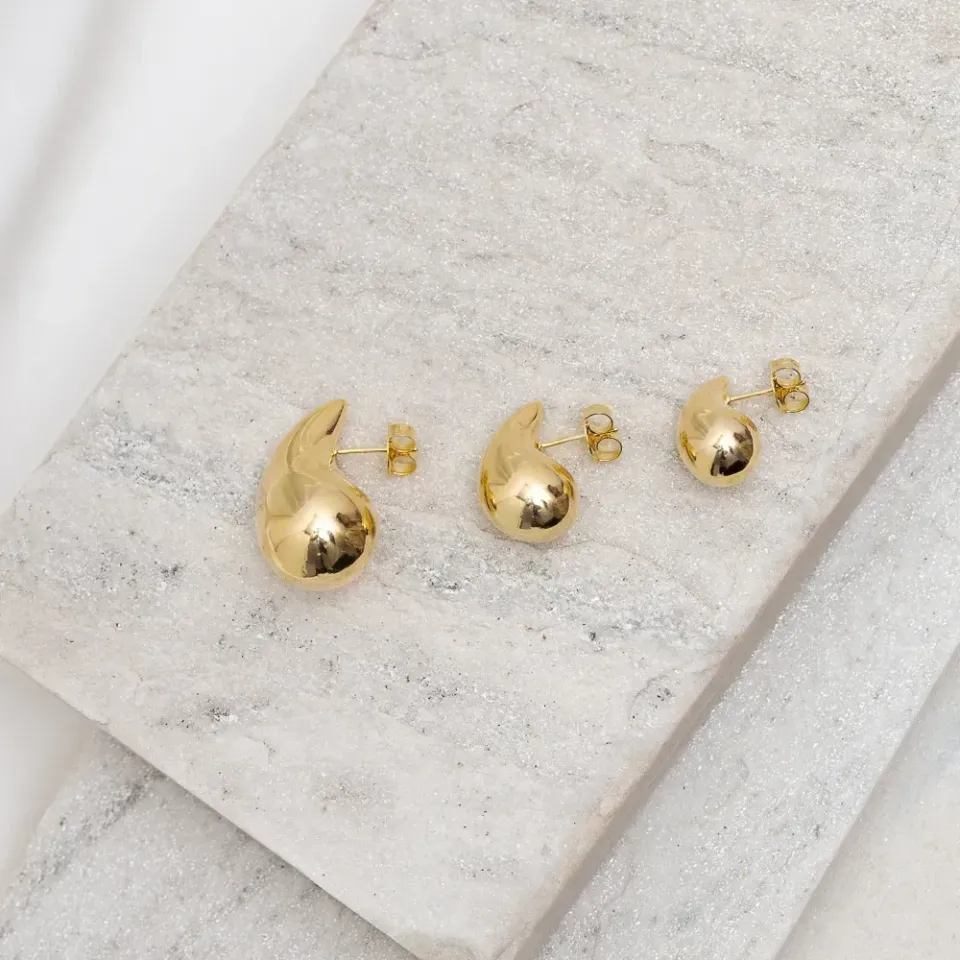 BRINCO GOTA ABAULADA LISA P BANHO OURO 18K