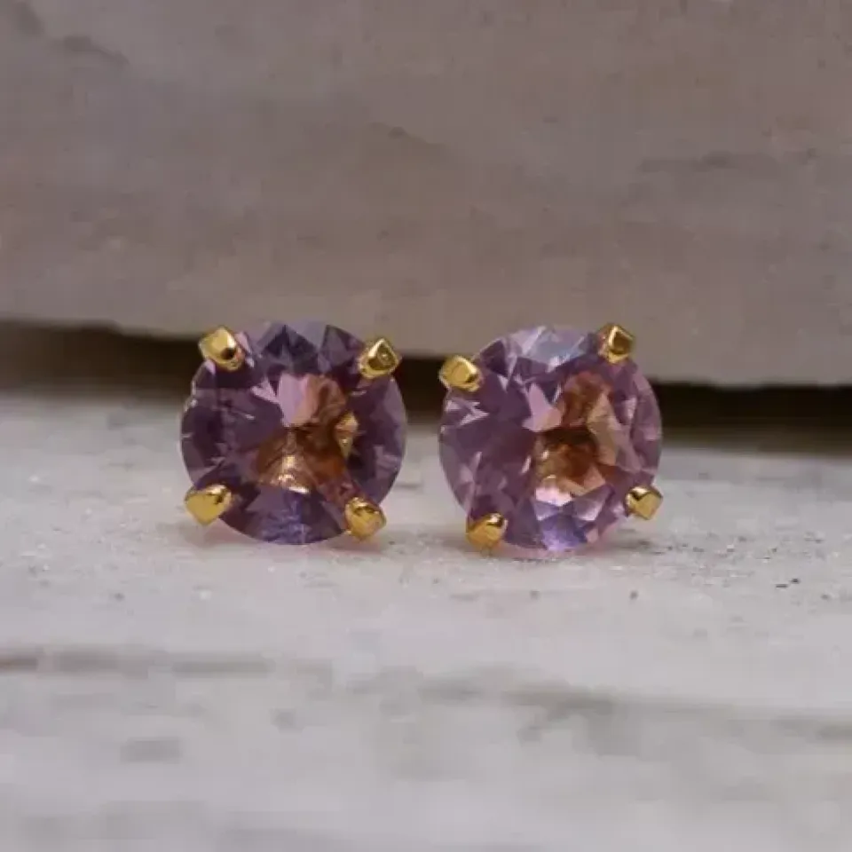 BRINCO PONTO DE LUZ COM PEDRA ROSA CLARO PEQUENO BANHO OURO 18K