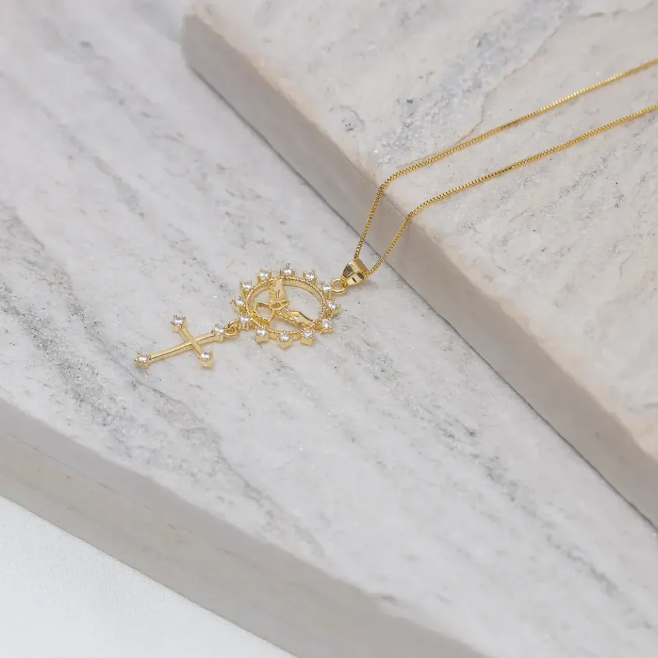 COLAR ESPÍRITO SANTO E CRUZ CRAVEJADOS COM ZIRCÔNIAS CRISTAIS BANHO OURO 18K
