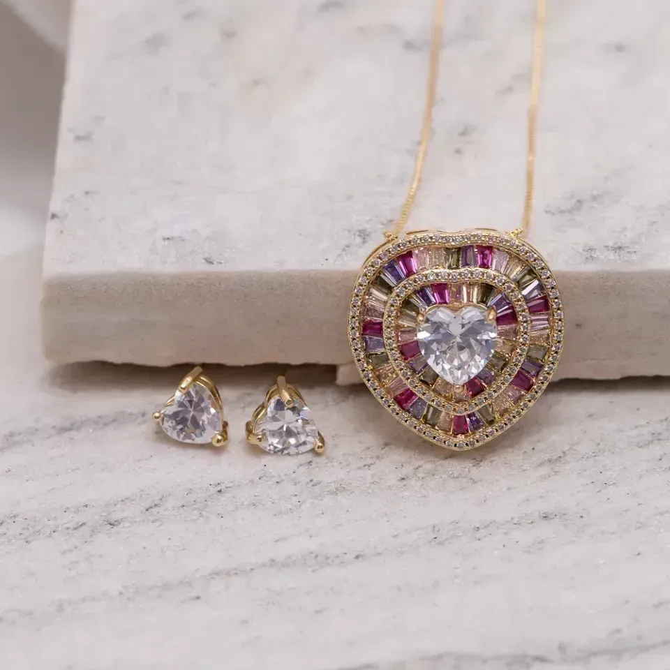 CONJUNTO CORAÇÃO GRANDE CRAVEJADO COM ZIRCÔNIAS COLORIDAS BANHO OURO 18K