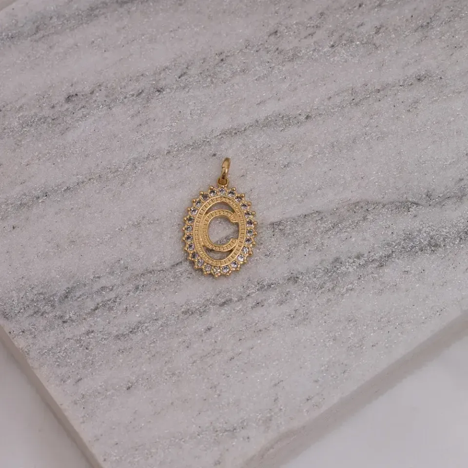 PINGENTE LETRA C COM ZIRCÔNIA BANHO OURO 18K
