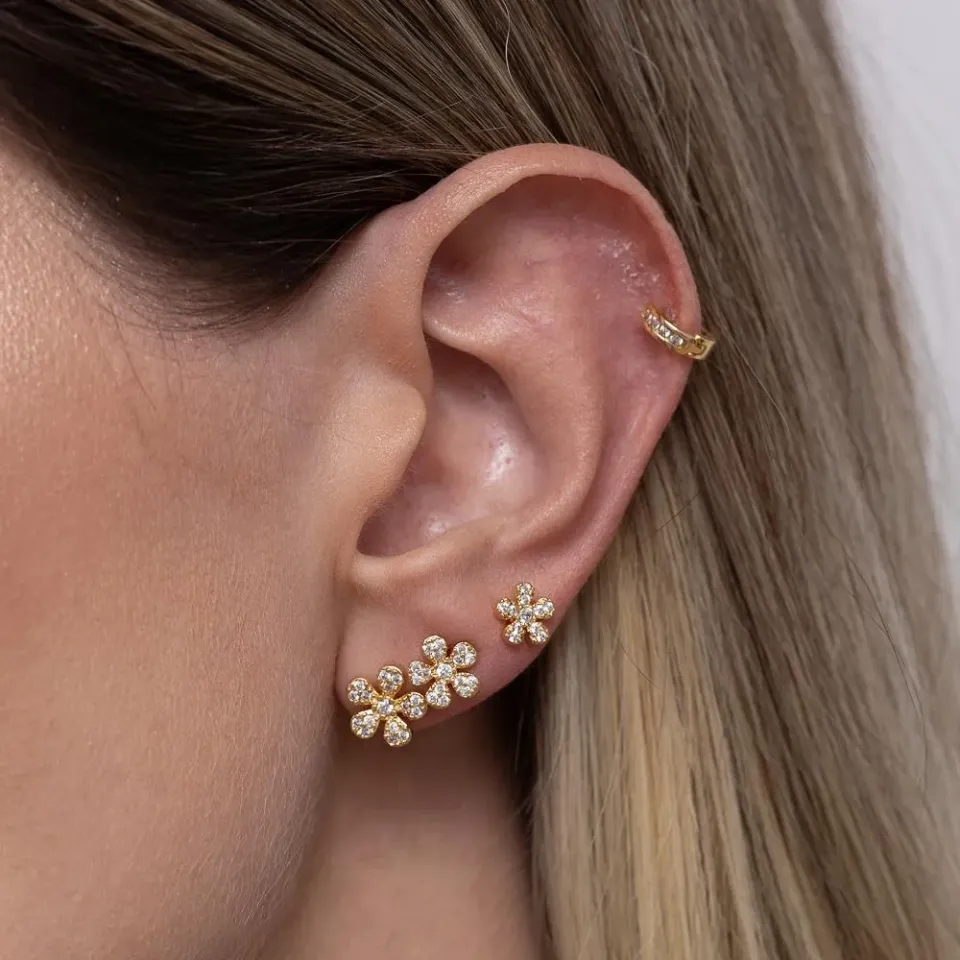 BRINCO FLOR G CRAVEJADA COM ZIRCÔNIAS BANHO OURO 18K
