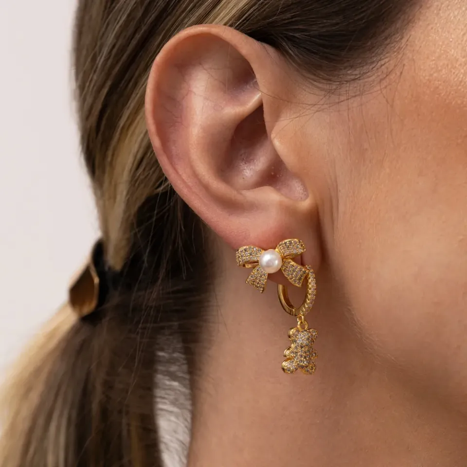 BRINCO LAÇO CRAVEJADO E COM PÉROLA BANHO OURO 18K