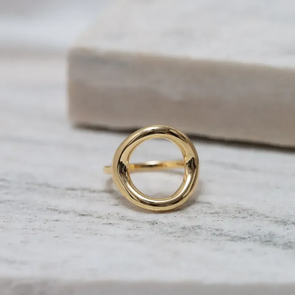 ANEL CÍRCULO GRANDE LISO BANHO OURO 18K