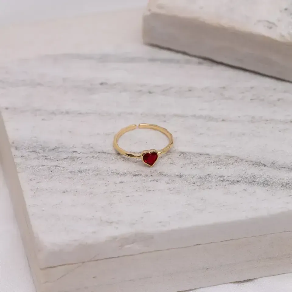 ANEL REGULÁVEL CORAÇÃO COM PEDRA VERMELHO RUBI BANHO OURO 18K