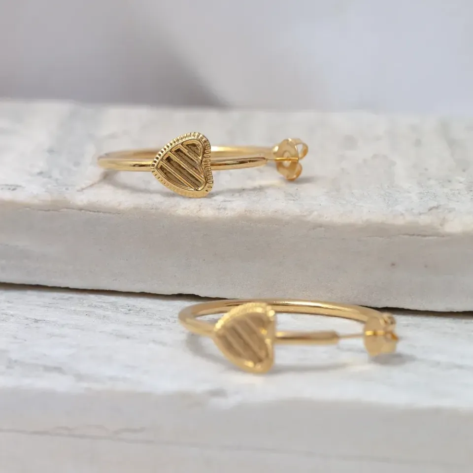 BRINCO ARGOLA LISA COM CORAÇÃO BANHO OURO 18K