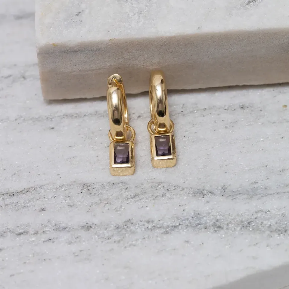 BRINCO ARGOLA COM CRISTAL LILÁS BANHO OURO 18K