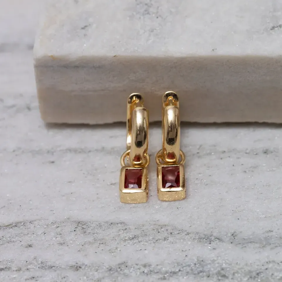 BRINCO ARGOLA COM CRISTAL ROSA BANHO OURO 18K