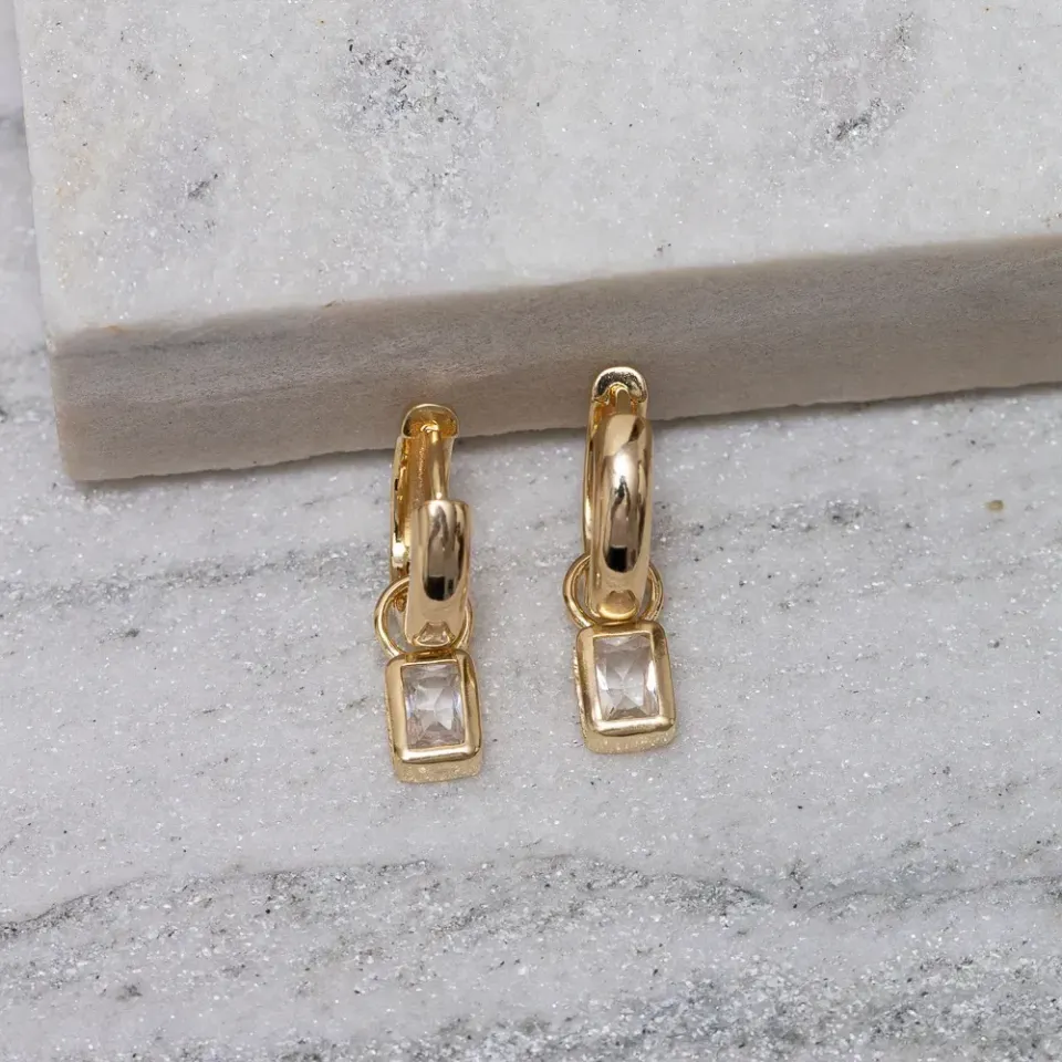 BRINCO ARGOLA COM PINGENTE PEDRA CRISTAL BANHO OURO 18K