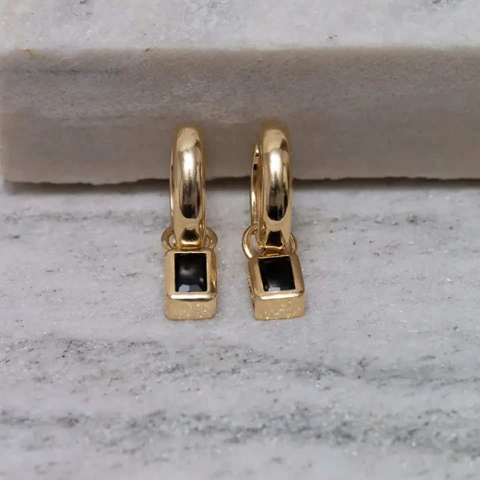 BRINCO ARGOLA COM PINGENTE PEDRA PRETA BANHO OURO 18K