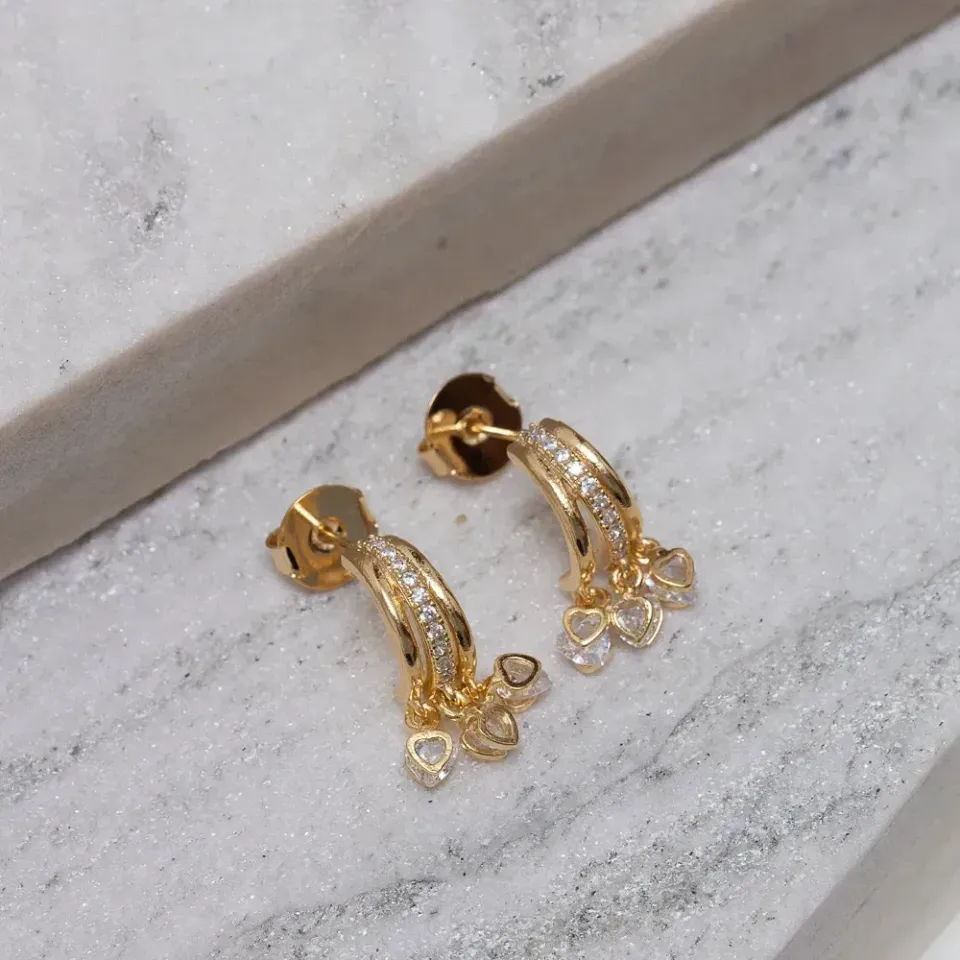 BRINCO ARGOLA COM PINGENTES DE CORAÇÃO BANHO OURO 18K