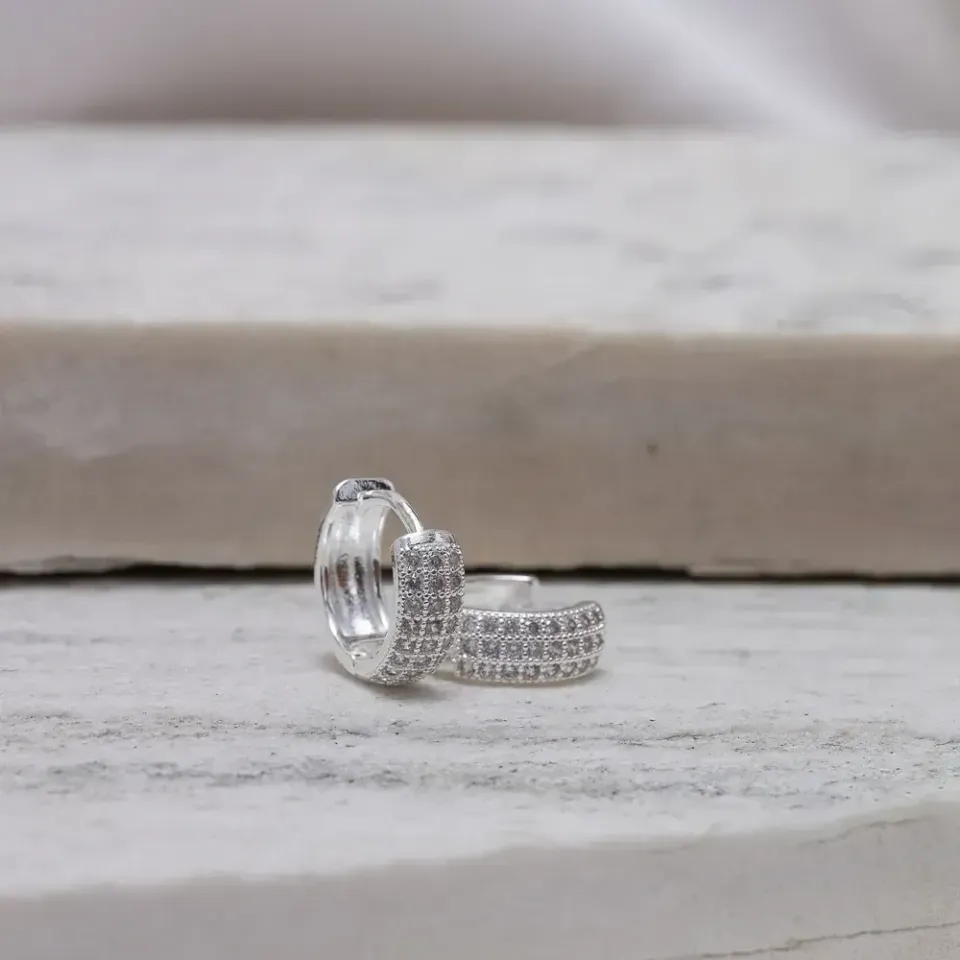 BRINCO ARGOLA CRAVEJADA COM ZIRCÔNIAS TRIPLAS BANHO PRATA