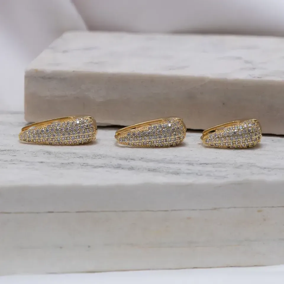 BRINCO ARGOLA GOTA G CRAVEJADA COM ZIRCÔNIAS BANHO OURO 18K