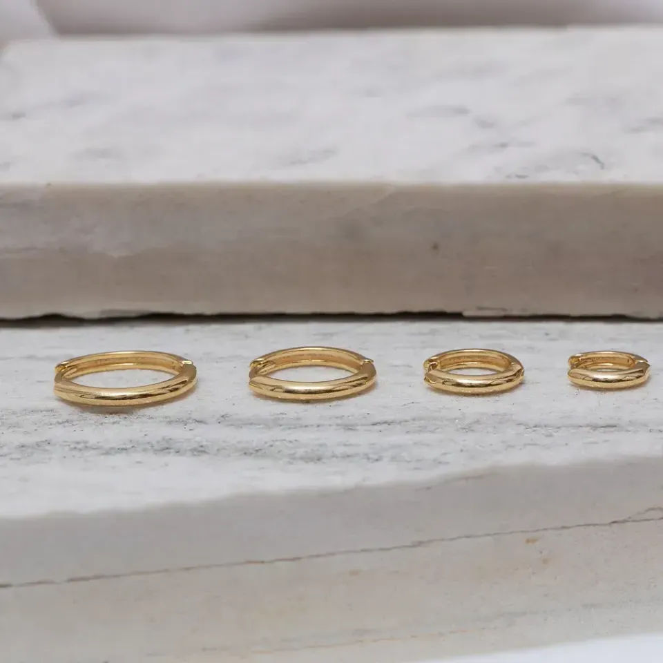 BRINCO ARGOLA LISA M BANHO OURO 18K