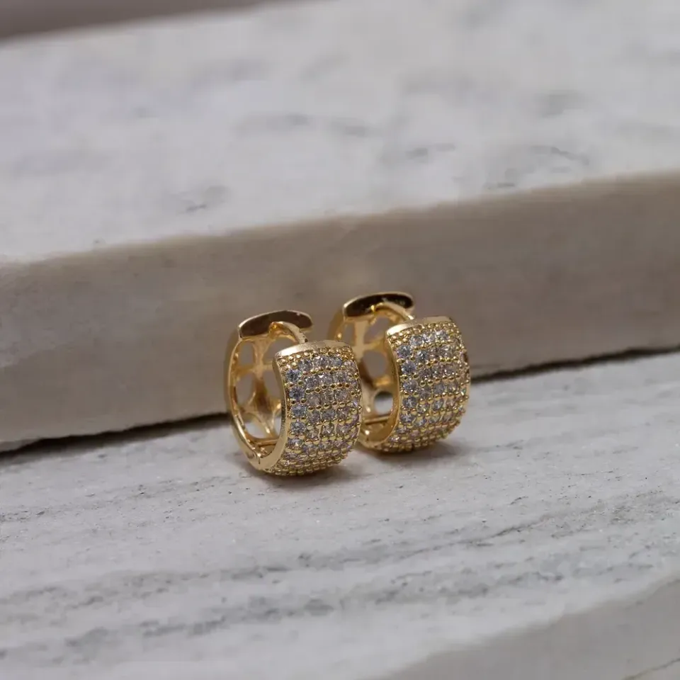 BRINCO ARGOLA M COM ZIRCÔNIAS BANHO OURO 18K