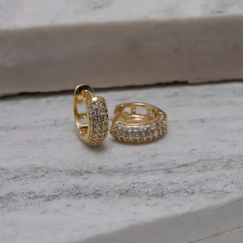BRINCO ARGOLA P COM ZIRCÔNIAS BANHO OURO 18K
