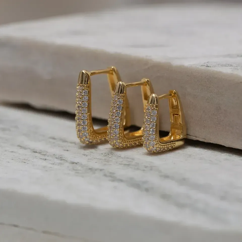 BRINCO ARGOLA QUADRADA G COM ZIRCÔNIA BANHO OURO 18K