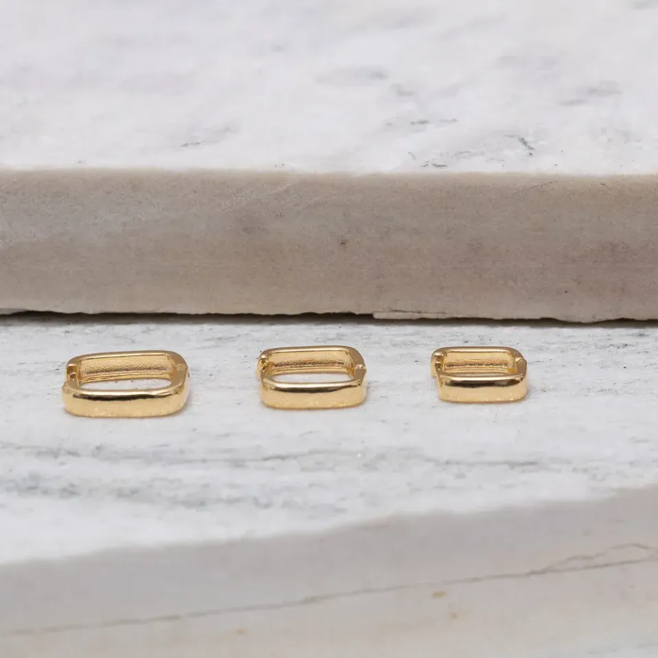 BRINCO ARGOLA QUADRADA LISA G BANHO OURO 18K