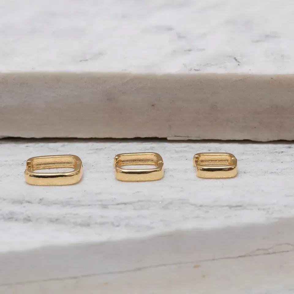 BRINCO ARGOLA QUADRADA LISA P BANHO OURO 18K
