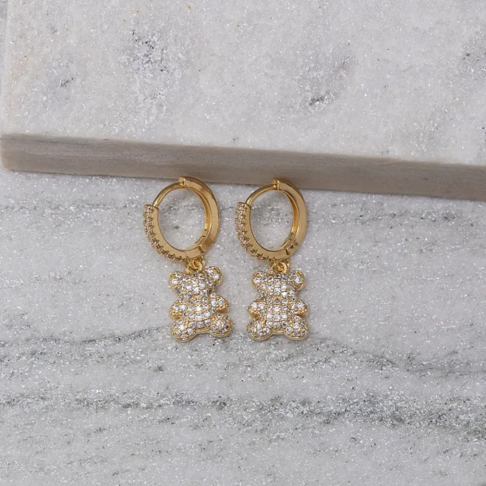 BRINCO ARGOLINHA PINGENTE URSO CRAVEJADO BANHO OURO 18K