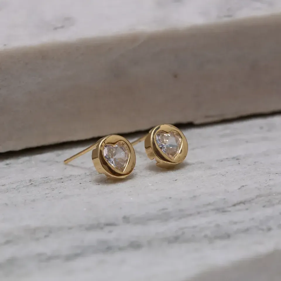 BRINCO CÍRCULO COM CORAÇÃO CRISTAL BANHO OURO 18K