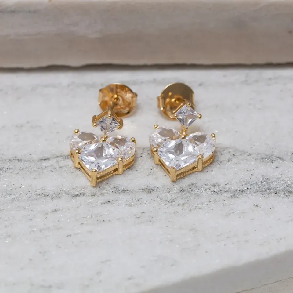 BRINCO CORAÇÃO COM PEDRA CRISTAL BANHO OURO 18K