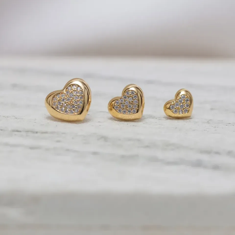 BRINCO CORAÇÃO P COM ZIRCÔNIAS BANHO OURO 18K