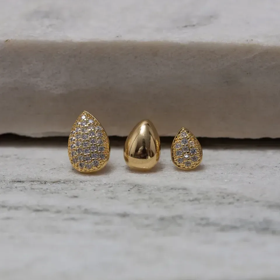 BRINCO GOTA P CRAVEJADO COM ZIRCÔNIAS BANHO OURO 18Kf