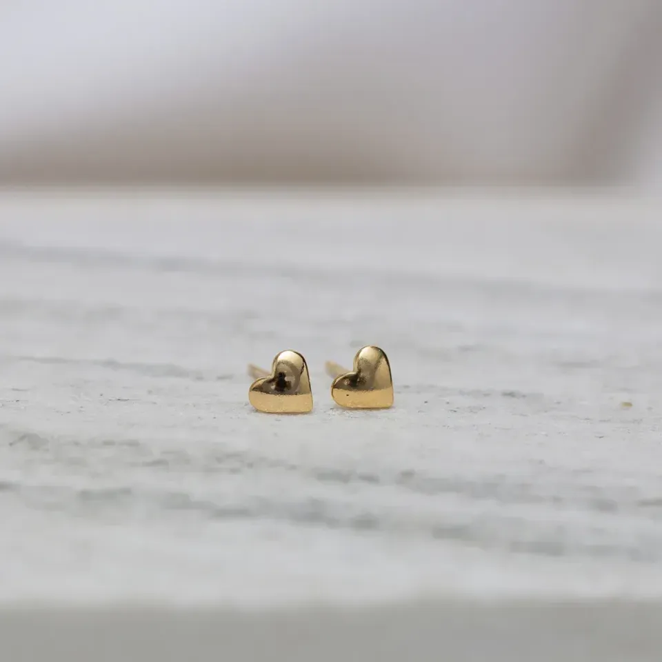 BRINCO CORAÇÃOZINHO LISO PP BANHO OURO 18K