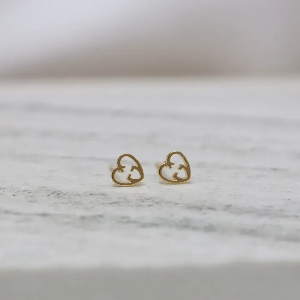 BRINCO CORAÇÃOZINHO LISO VAZADO BANHO OURO 18K