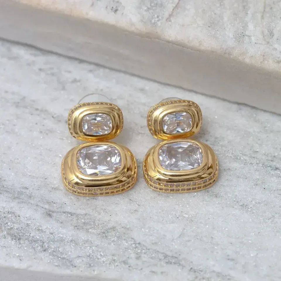 BRINCO DUPLO QUADRADO COM ZIRCÔNIA CRISTAL BANHO OURO 18K