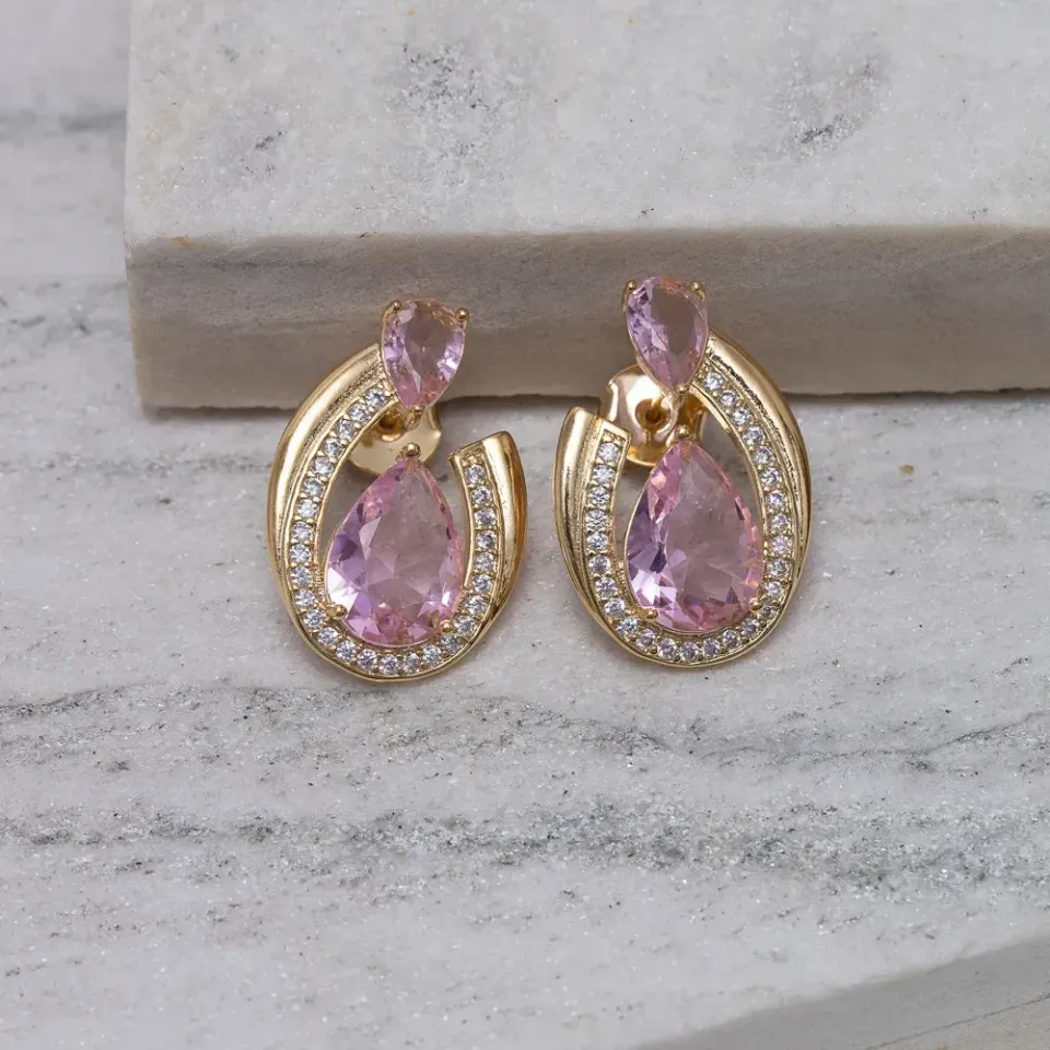 BRINCO FESTA COM ZIRCÔNIA E PEDRA ROSA CLARO  BANHO OURO 18K