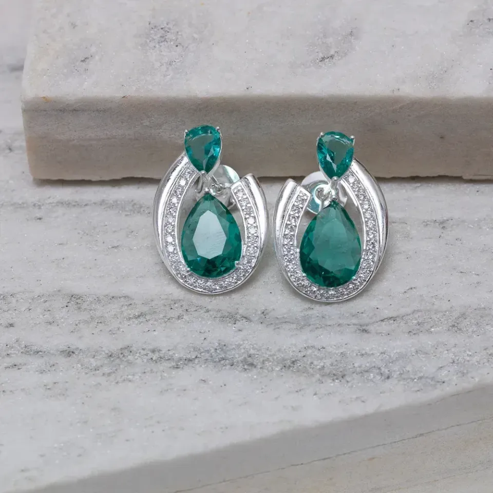 BRINCO FESTA COM ZIRCÔNIA E PEDRA VERDE BANHO PRATA