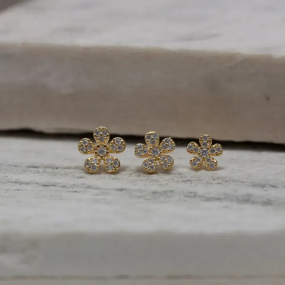 BRINCO FLOR G CRAVEJADA COM ZIRCÔNIAS BANHO OURO 18K