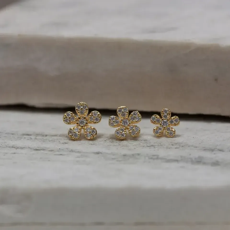 BRINCO FLOR M CRAVEJADA COM ZIRCÔNIAS BANHO OURO 18K