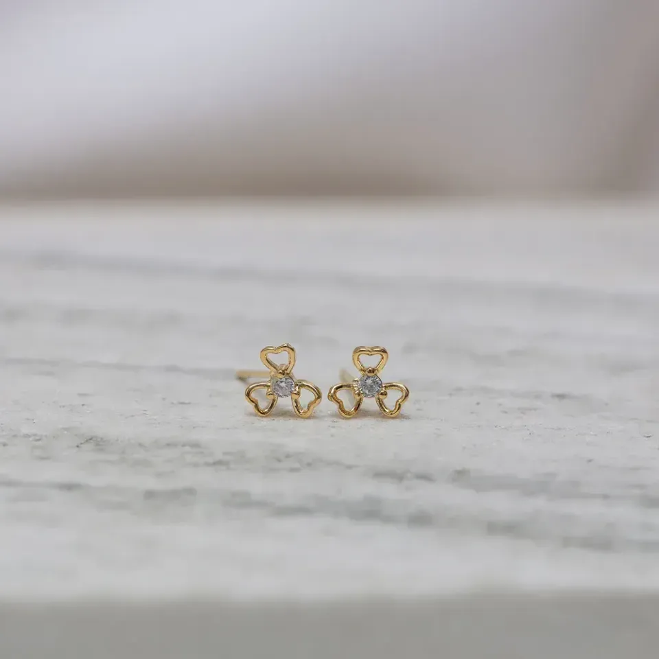 BRINCO FLORZINHA COM ZIRCÔNIA PONTO DE LUZ BANHO OURO 18K