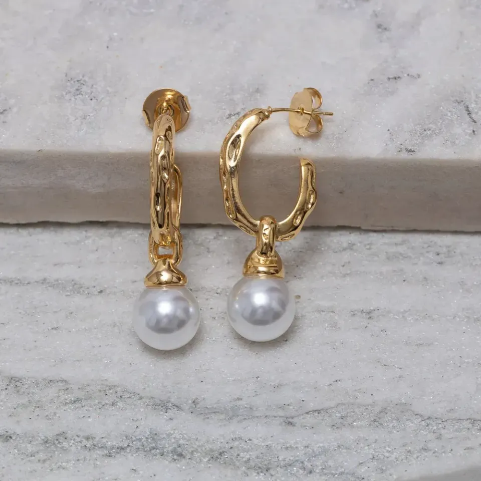 BRINCO MEIA ARGOLA COM PÉROLA BANHO OURO 18K