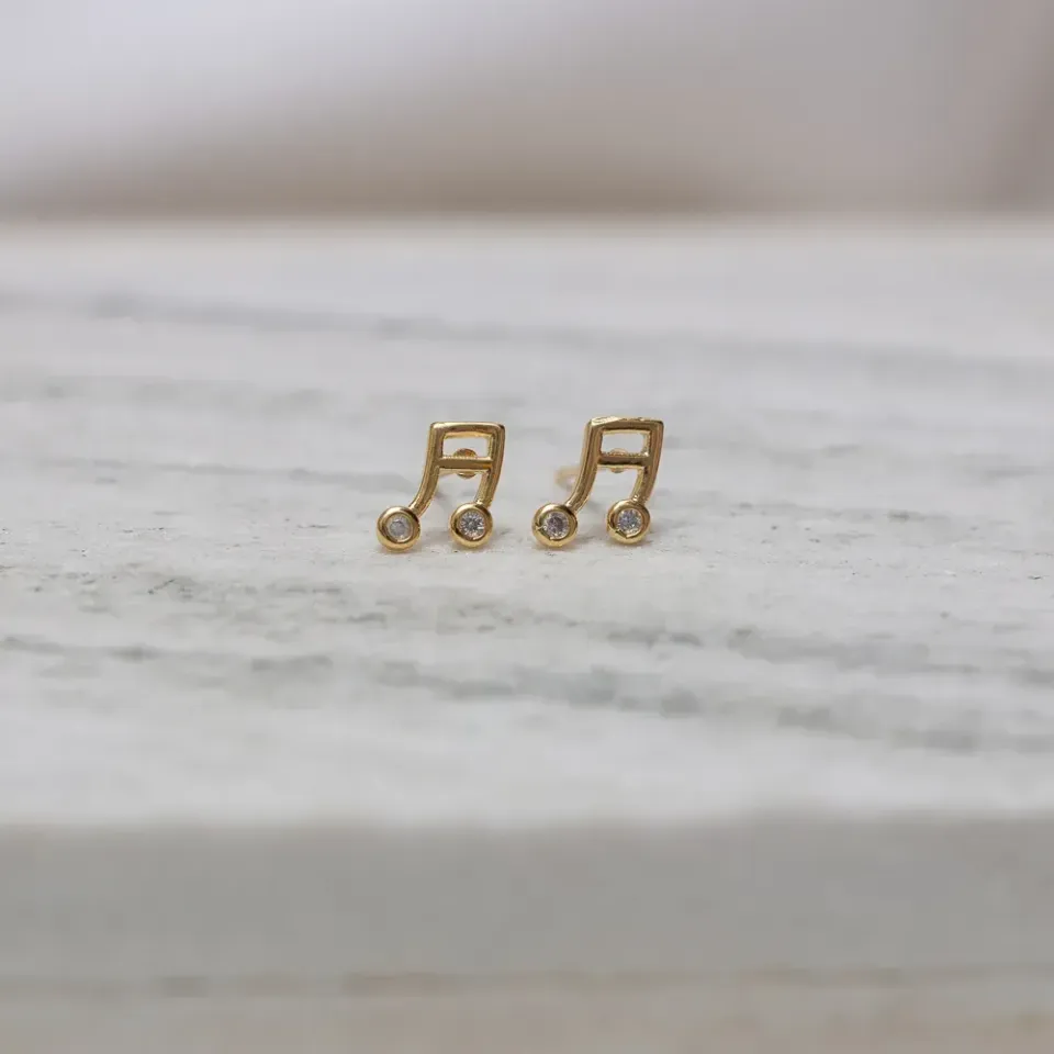 BRINCO NOTA MUSICAL COM ZIRCÔNIA BANHO OURO 18K
