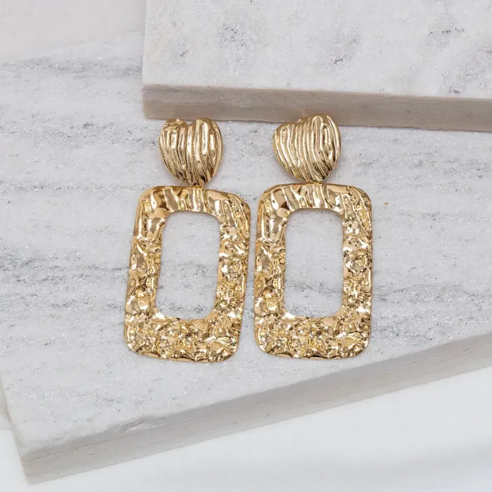 BRINCO RETANGULAR MARTELADO BASE CORAÇÃO BANHO OURO 18K