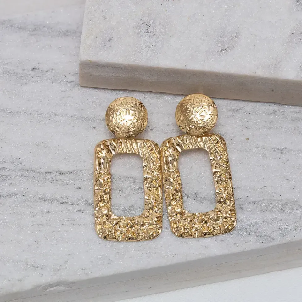 BRINCO RETANGULAR MARTELADO BASE REDONDA BANHO OURO 18K