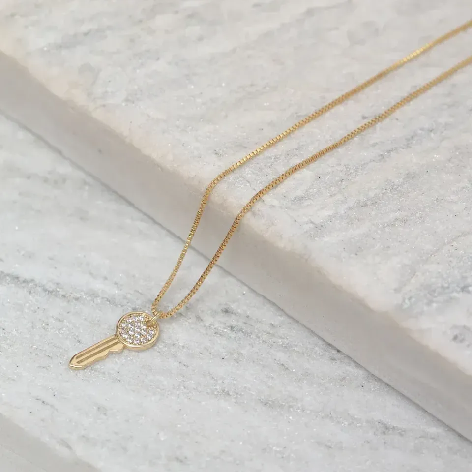 COLAR CHAVE CRAVEJADA COM ZIRCÔNIAS BANHO OURO 18K