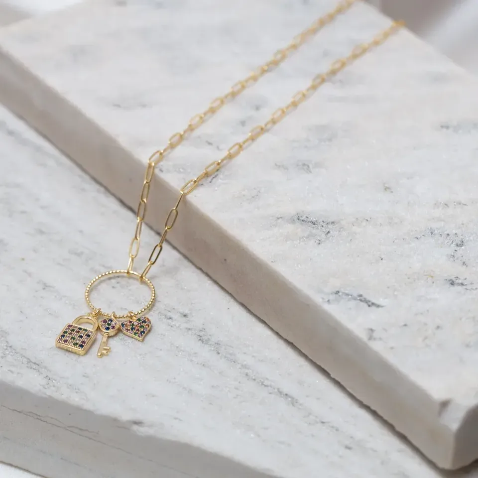 COLAR COM PINGENTES CADEADO, CHAVE E CORAÇÃO BANHO OURO 18K