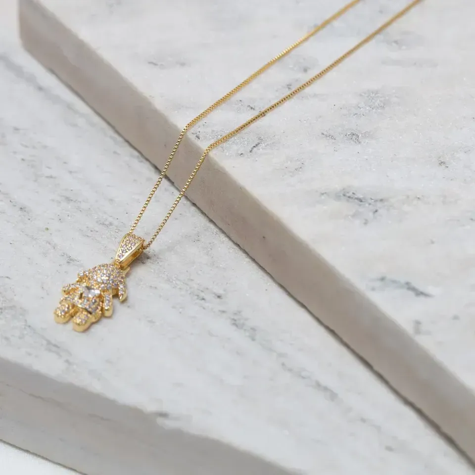 COLAR FILHOS MENINA CRAVEJADA COM ZIRCÔNIAS BANHO OURO 18K