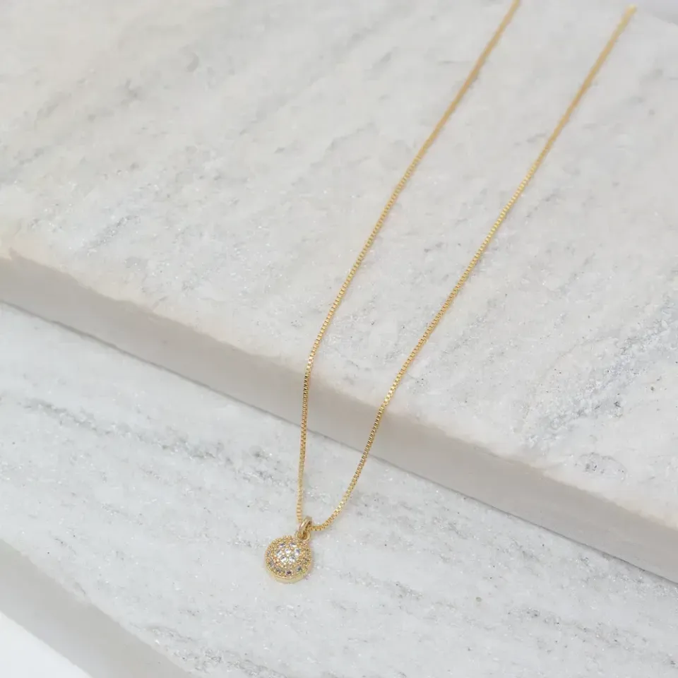 COLAR MEIA BOLA CRAVEJADA COM ZIRCÔNIAS BANHO OURO 18K
