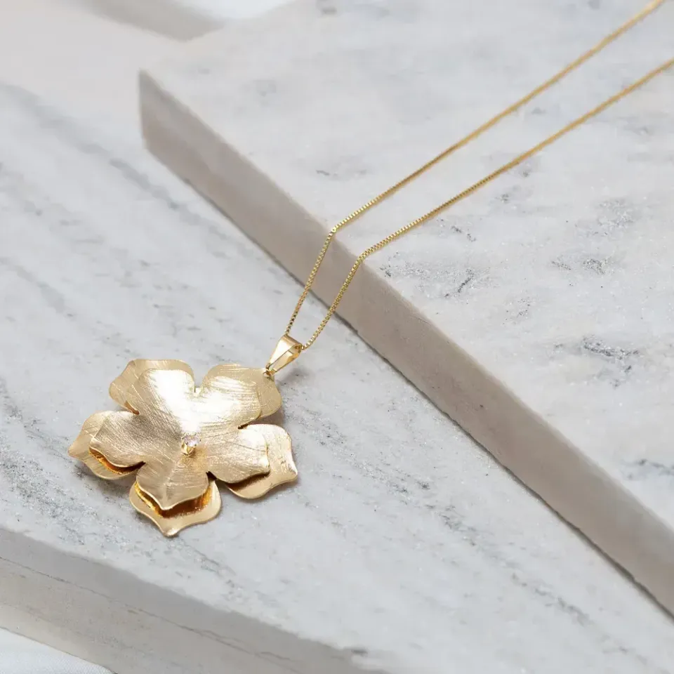 COLAR PINGENTE FLOR ORGÂNICO COM ZIRCÔNIA BANHO OURO 18K
